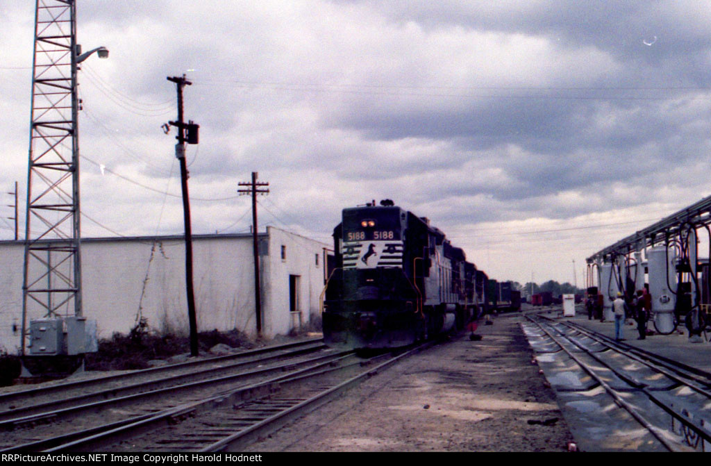 NS 5188 pulls a cut of cars